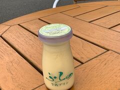 ひとりで抱えてきたフラノデリスの「ふらの牛乳プリン」

みんなが美味しそう♪って言うもんだから、ひと口食べさせるのは嫌

コロナ禍というのもあるけど、親子と言えど潔癖症だからスプーンの使い回しがねえ～

ひとり1個ずつ買って、みんなニコニコ～?　良かったね