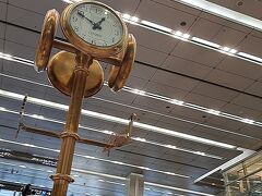 ＡＭ１２時４９分。

Ｔ氏との待ち合わせ場所の「ＪＲ名古屋駅」中央コンコース・桜通口付近にある「金の時計」に到着。