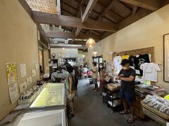 まずはお昼ご飯です。古仁屋に向かう途中にある豆腐料理のお店です。奄美大島で1-2を争う人気店ですので少し並びました。

島とうふ屋