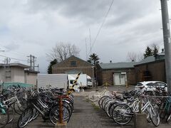 篠路駅周辺はもともとは農業地域だったりして、生産された農産物を鉄道で運んだりするために、駅周辺に倉庫が多くできた、のだとか。
現在は、さすがに駅周辺に畑が広がる、ということはありませんが、倉庫はまだちょっと並んでいたりします。