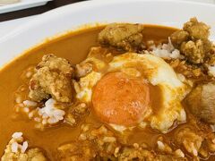 7月末。
夏の千疋屋詣。
昼どきなので、パフェの前にスパイシーココナツカレー。