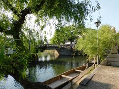 中橋が見えていますね。
運河・柳の木・石造りの橋...
「これぞ倉敷！」という風景ですね～！