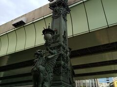 中央柱には青銅製の「麒麟（きりん）像」が設置されている。
日本橋の麒麟像には翼が生えている。