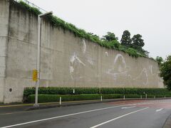 まずやってきたのは、未来都市銀河地球鉄道の壁画。日中は白っぽいのが少し見えるだけですが、蛍光塗料で描かれているので夜になると鮮やかに見えます。