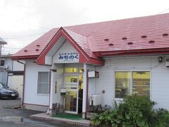 駅から歩いて10分ほどでビジネスホテルみちのくに到着。この赤い屋根の建物にフロントがあり宿泊棟はワンルームマンションのような感じでした