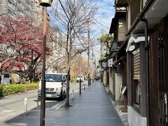 スーツケースを京都駅で「クロスタ京都」でホテルに預けてホテルに配送してもらう。身軽になって木屋町通りへ。