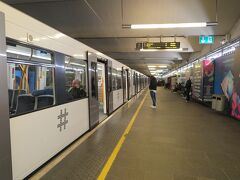 約40分でオスロ中央駅に到着。
オスロ中央駅からは地下鉄のJernbanetorget駅まで歩いて、地下鉄に乗り換えます。
Nationaltheatret駅まではホームに来るどの路線の電車でもOKです。
