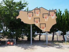 「勝者はいないーマルチ・バスケットボール」

豊島の形をしています。
ボールも用意されているので、遊ぶこともできます。