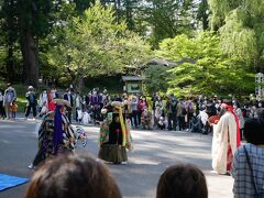 朝と同じ方たちが神楽を披露中。
毛越寺の時もそれなりに人はいたけど今の方圧倒的に人が多い。
これだけ人が多いとお餅get出来なさそう(笑)。
神楽を舞っていた方たちも毛越寺の1回だけじゃなかったんだ。
大変だなぁ。