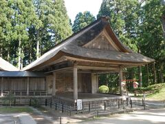 その奥にあったのが白山神社。
こちらは神社の神楽殿。