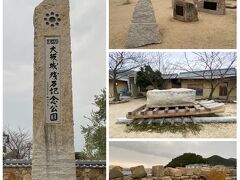 道の駅も兼ねた「大阪城残石記念公園」へ。
約400年前、大阪城の修復のために小豆島の丁場で切り出され港まで運ばれた岩のうち、船に積み込まれず残ったものが40個、そのままの姿で現存しています。敷地内には無料の大阪城残石資料館があります。