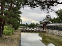 夕方で松本城には入れず
ここで悔やまれるのは「国宝　松本城」の文字が素晴らしかったのに何故か写真を撮り忘れた事。悔やまれる。