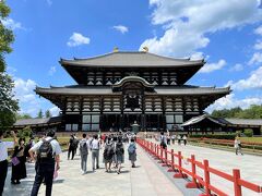 ＜東大寺＞

ところで「東大寺」も修学旅行生でいっぱい。
京都の「二条城」でも思ったけれど、
今年は修学旅行が出来て学生の皆さん良かったですね。
