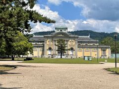 ＜奈良国立博物館＞

13:35
「東大寺」から「今西清兵衛商店」までは奈良公園の中を抜けて約1.5km徒歩20分弱。
今思えばタクシーに乗れば良かったのに、この時は歩くことしか頭になくて歩いていきました。

途中、奈良公園内にあったクラシックな建物は「奈良国立博物館」の「なら仏像館」
明治27年（1894）に完成した奈良で最初の本格的西洋建築です。