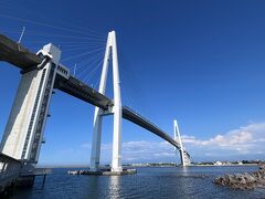 富山駅から車で約30分、富山新港の河口に架かる「新湊大橋」にやってきました。

新湊大橋は2002年に着工し、約10年かけて建設された長さ600ｍ（主橋梁部間の長さ）の巨大な橋です。橋は2層構造になっていて、上が車道、下が歩道となっています。