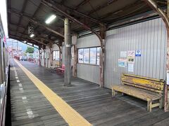稲荷町駅のホームはこんな感じ。

富山駅周辺は再開発でピッカピカになっていますが、こちらはホームの床が木でできていて懐かしい雰囲気。

富山地方鉄道も古き良きローカル線の味わいを楽しめます、、、