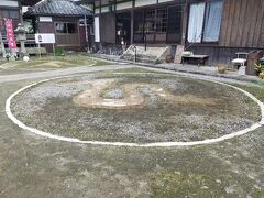 興導寺の境内には地面に大きな梵字が