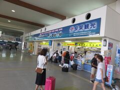 道路混雑もなく、石垣港離島ターミナルには出発１５分くらい前に到着。
安栄観光の窓口で上原港までの乗船券を購入（これ買っとかないと代行バスに乗れない）