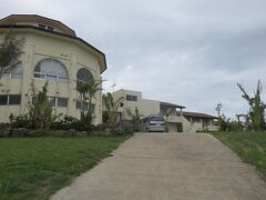 大原港からおよそ1時間で目的地のうなりざきに到着。
でも降りたのはイルマーレうなりざき。
お泊りのヴィラうなりざきはもう少し先。
バスで言っておけばヴィラの前にも立ち寄ってくれたはずだったみたい。
同じ経営のホテルなので車でヴィラうなりざきまで送ってくれたよ。
荷物が多かったからね。