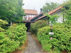 この日のカフェは軽井沢駅前にある有名なお店に来ました
春はツツジが咲き誇る中庭が綺麗で人気です