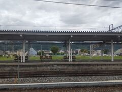 上田駅からしなの鉄道に乗って篠ノ井で下車。
篠ノ井からはJRです。
のどかな風景～。
地元の高校生と一緒に電車を待ちました。