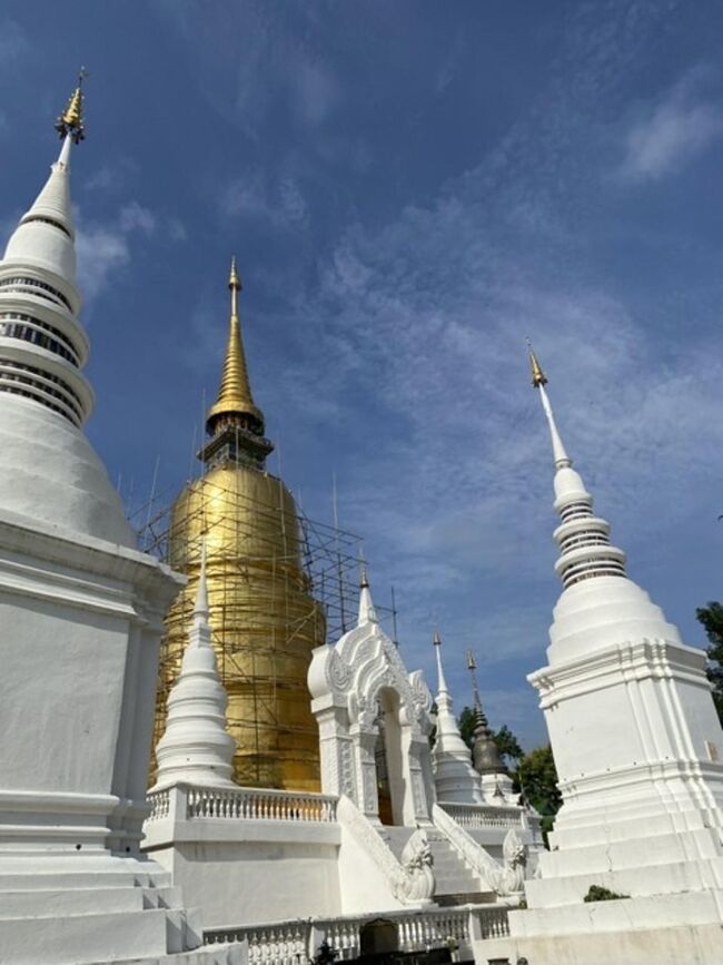 そこからまたまた歩いてワットスワンドークへ。<br />ちょっと距離があったけど、昨日の行程を考えれば大したことない。