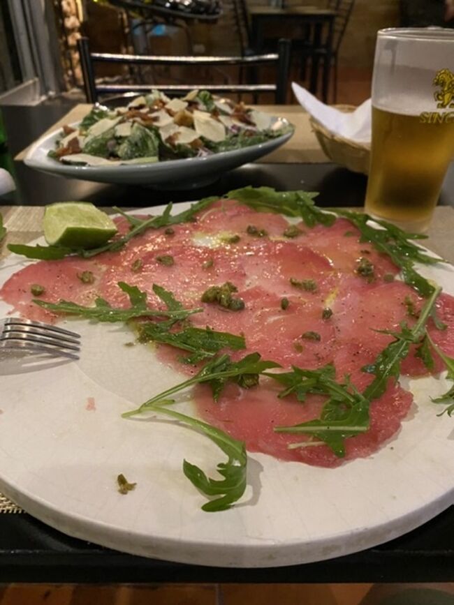 最後の晩餐はイタリアン。<br />が、多すぎる。<br />後ろのシーザーサラダがてんこ盛り。<br />これだけでも良かった。