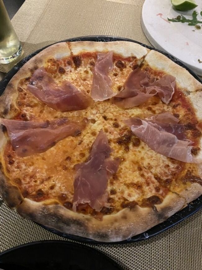 で、〆のピッザ。<br />もちろん完食できず。