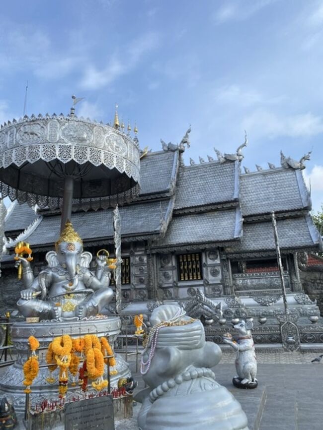 今日はバンコクへ戻る最終日。<br />またまた歩いて、ワットシースパンへ。<br />銀閣寺。<br />なかなか小ぶりな寺院ですけど、いいですよ。