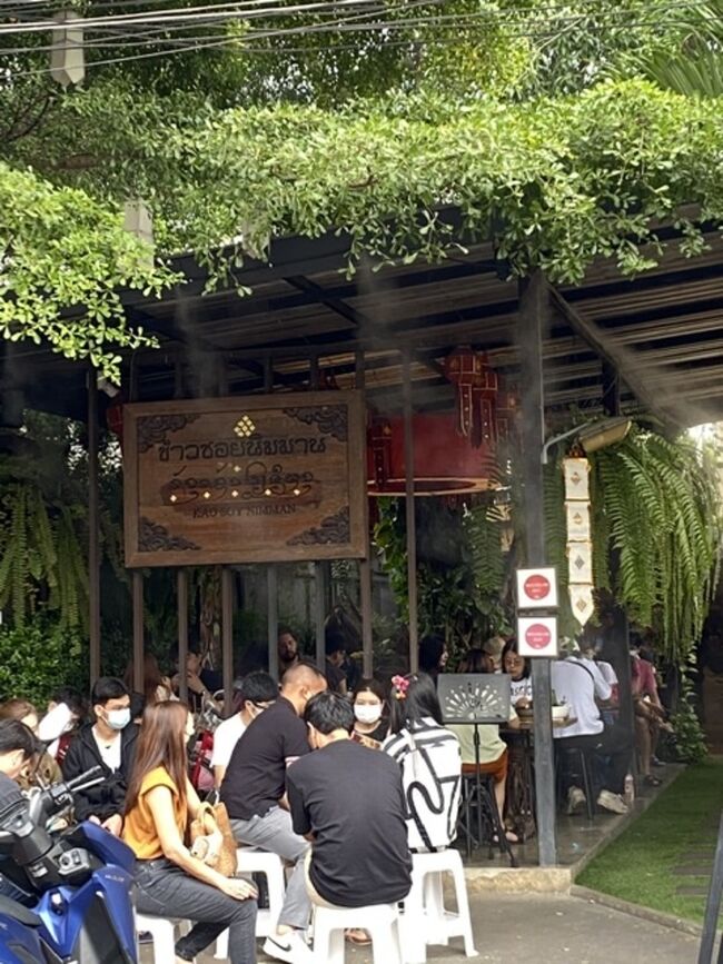 ここかなり人が待っていた有名なカオソーイのお店だそう。<br />並んでまで食べたいと思わない性分なため素通りしましたが、<br />チェンマイに住んだことある会社スタッフ曰く、観光客が多いだけで<br />地元民はいかないそうだ。