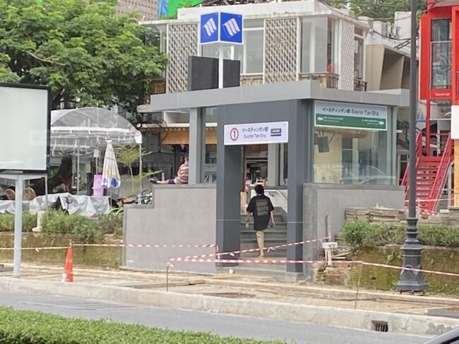 チェンマイの人はこういうのにあこがれるんだろうな。<br />ただの地下鉄入口だけ。