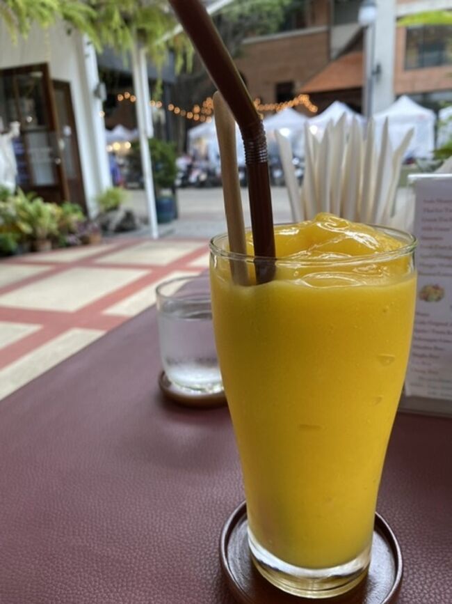 結局これ昼飯。マンゴースムージー。<br />だいぶ歩いたので十分でした。<br />これで生き返った。