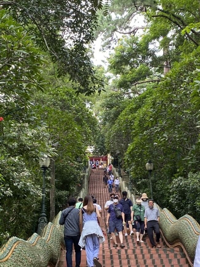 翌日ドイステープへ。