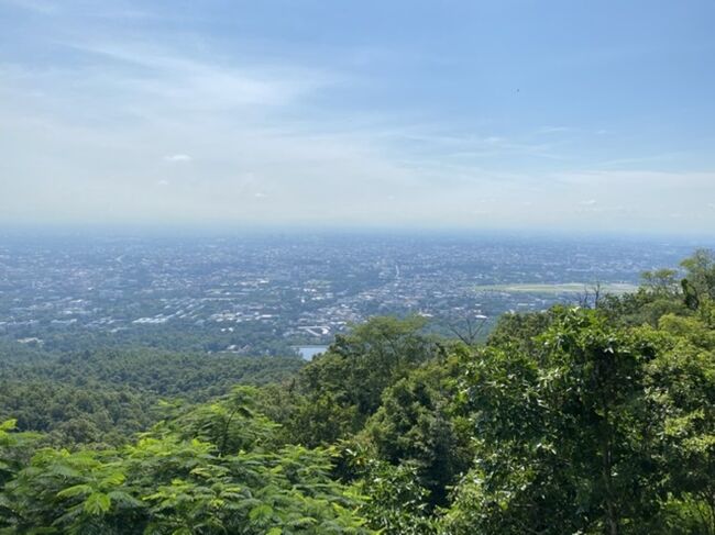 でそこからワットパーラートへ。<br />ソンテウになかなか人数が集まらない。<br />気が短い私は、もういい。歩いていくと。<br />これが失敗だった。<br />シーギリアもペトラもマンダレーヒルも歩いたんだから、大丈夫だろうと。<br />人は歳をとって体力がなくなることをここで学びました。