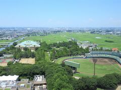 北西の方角。
下に広がるのは越谷総合公園で、越谷市民球場と総合体育館などの運動施設が充実しています。
視界がもっと良好であれば、群馬県や栃木県の山々まで見えます。