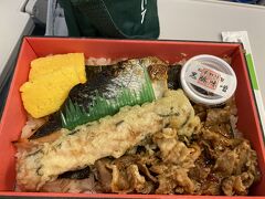 母が久しぶりに横浜に行きたいと言うのでJR東海ツアーズのずらし旅を利用して横浜へ向かいます。名古屋駅のキヨスクで九州の駅弁フェアをやっていたのでこだわりの海苔牛焼き肉弁当を２人で分けて朝ご飯にします。