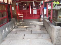 喜多埜稲荷神社も綱敷天神社境内にあります。社殿前に橋があるのがおもしろい！