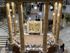 宝塚駅隣接のショッピングモール、ソリオ宝塚を通って大劇場へ向かいます。

７月らしく、朝顔や風鈴、うちわで夏を演出。