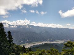 上に到着！涼しい！暑さがしんどくない！山の上って避暑がよくわかる
富士山はすこし左側の雲が高くなってるとこたぶん