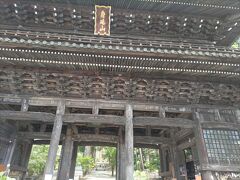 身延山久遠寺の三門。元気な人はここから階段