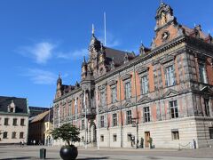 オランダの影響を受けたルネッサンス様式の美しい市庁舎。