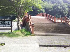 そして、「木曽の大橋」

奈良井川に掛けられた橋で、平成にかけられた橋。
橋脚を用いない木橋としては日本一の大きさらしいです。