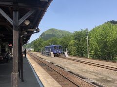 晴天の中、緑の美しい山間をドライブする爽快感を満喫しながら、第一の目的に到着。

若桜鉄道の若桜駅。
