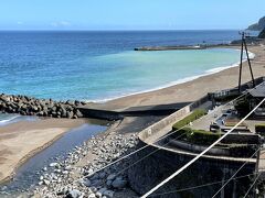 ホテル『熱川オーシャンリゾート』から見える熱川ＹＯＵ湯ビーチの
写真。

きれいです☆

また波とジャブジャブ遊びたい♪