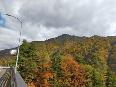 道の駅を出てしばらく行くと急に景色が変わってトンネルを抜けるとそこは一面紅葉の山々でした。