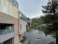 ふと思い立ち、途中の瀬野駅で降りて同じ建物ながら「みどり口」という駅名のスカイレールという乗り物に乗ってみることにしました。