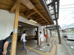 リムジンバスで広島駅に直行するのと、ローカルバスで空港に近いJR山陽本線の白市駅まで行って、そこからJR利用とは10分しか違わず運賃は後者が安いので、白市駅からJRに乗ります。