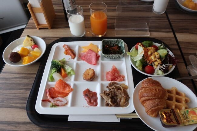 ２階のレストランでバイキングの朝食です