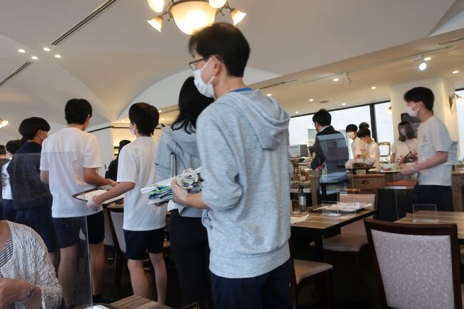 昨日チェックインの時に、フロントの方より明日の朝食会場が大変混みあうので、時間をずらして欲しいと言われていましたが、私達も都合があり遅らす事は出来ない旨を伝え、予約席を取っておいていただきました。<br />　というのも高校の修学旅行生の朝食と一緒の時間になってしまいましたが、何とか食事が出来ました。（三重県の私立高校です）<br />　現在の高校生の修学旅行では。ホテルノルドに宿泊するんだなと思いました。総勢１５０名程との事でした。<br />　その為賑やかな会場となりました・・・・