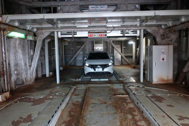 駐車場に止めていた車を出して、出発します